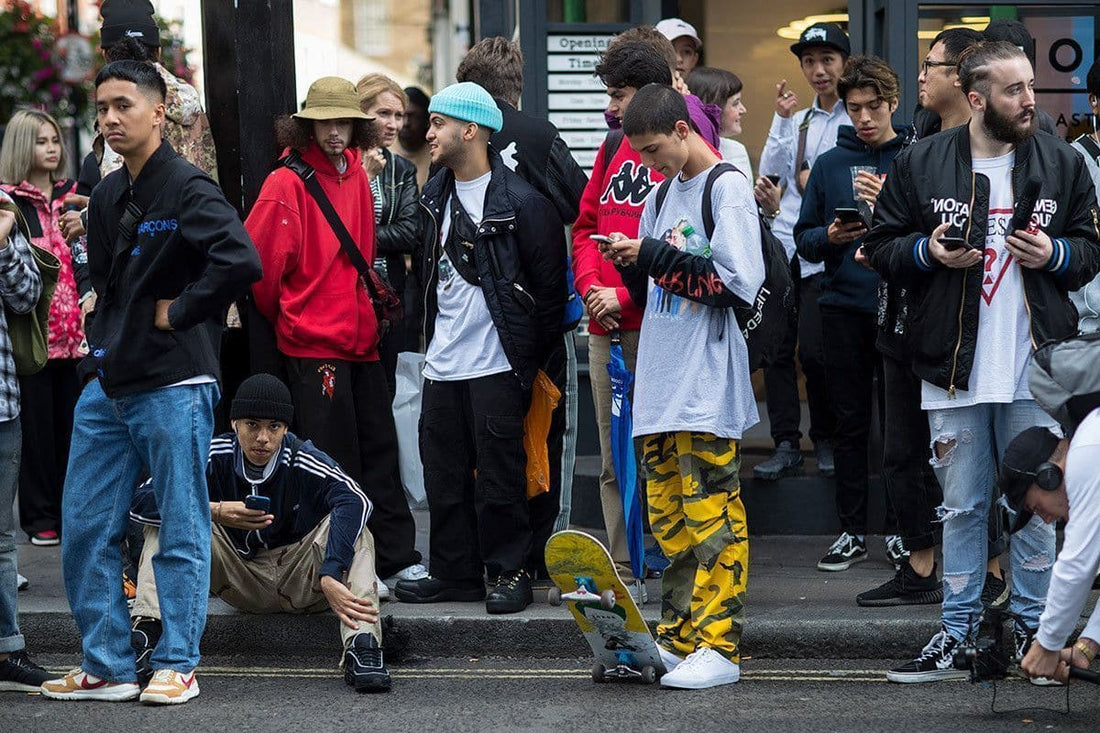 Men’s oversized streetwear outfit with hoodie and cargo pants