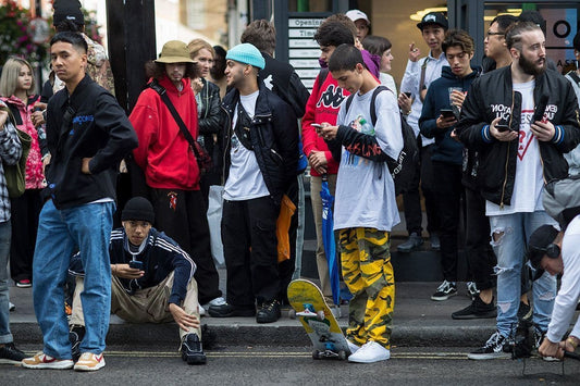 Men’s oversized streetwear outfit with hoodie and cargo pants